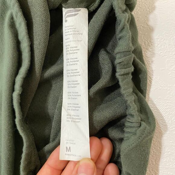 Fabletics Women’s Long Sleeve Top Medium – Olive Green Slouchy Cinched Hem Pullo - Picture 4 of 7